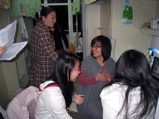 杨昆老师与学生亲切交谈